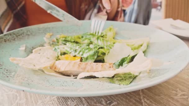 Mujer comiendo ensalada en café al aire libre — Vídeo de stock