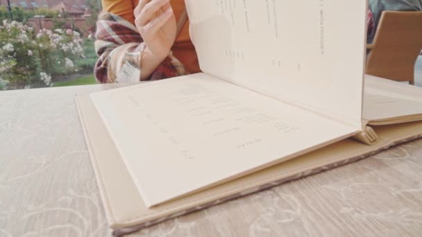 Woman looking through menu — Stock Video