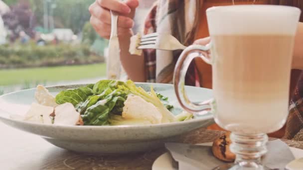 Mujer comiendo ensalada en café al aire libre — Vídeos de Stock