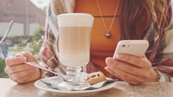 Mujer usando teléfono y tomando café — Vídeos de Stock