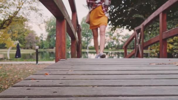 Красива молода жінка на мосту — стокове відео