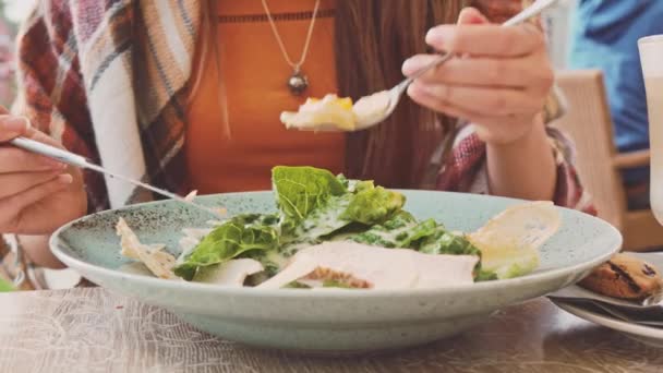 야외 카페에서 샐러드를 먹는 여자 — 비디오