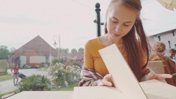 Femme regardant à travers le menu — Video