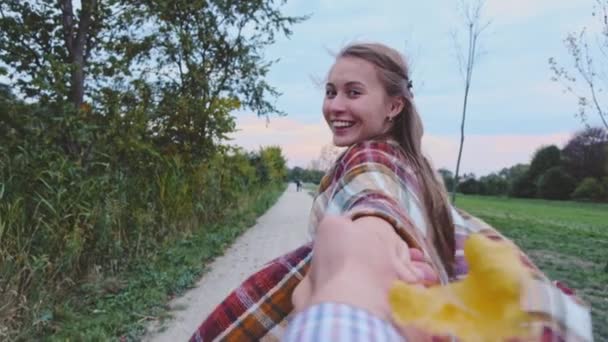 Feliz hermosa mujer joven con el hombre — Vídeo de stock