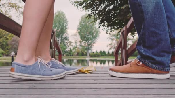 Los pies y las piernas en la pareja de besos — Vídeos de Stock