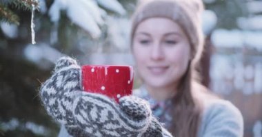 Kış sıcak çay sunan kadın