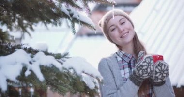 Çay kış tutan kadın