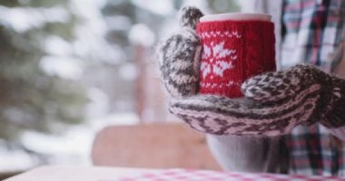 Genç kadın içecekler çay veya kahve