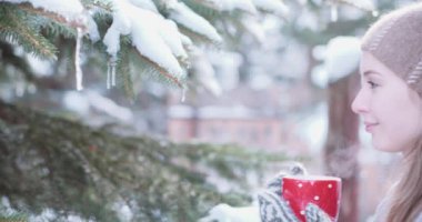 Genç kadın içecekler çay veya kahve