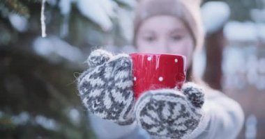 Kış sıcak çay sunan kadın