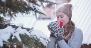 Kadın açık havada sıcak çay içer