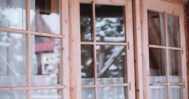 Dağlarda çay veya kahve içme kadın