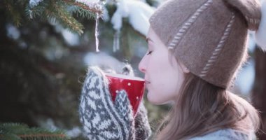 Kadın açık havada sıcak çay içer