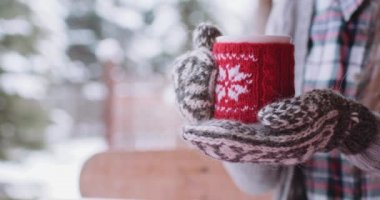 Genç kadın içecekler çay veya kahve