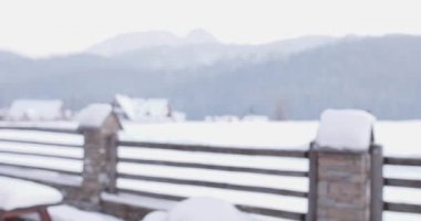 Ellerinden kar üfleyen bir kadın