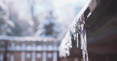 Çatıda buz erime bahar