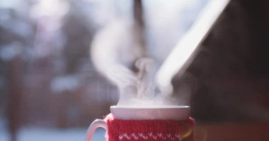 Kışın sıcak içecek fincan