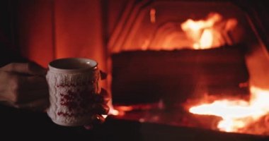 Fincan çay şömine yakın kadınla
