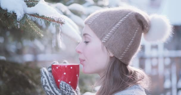 Žena pije horký čaj, venku — Stock video