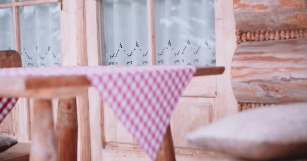 Donna che esce sul balcone con tazza — Video Stock