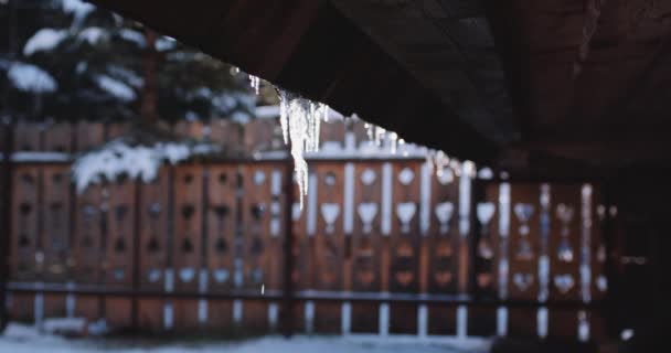 Frühling schmilzt Eis auf Dach — Stockvideo