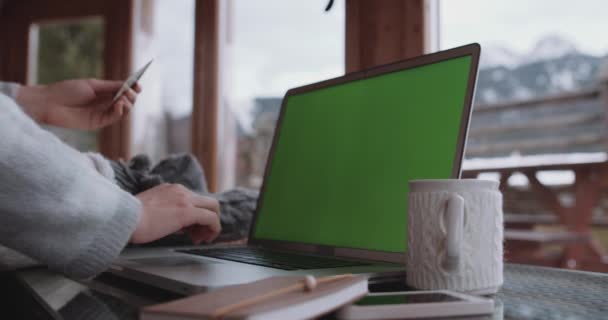 Женщина печатает на ноутбуке — стоковое видео