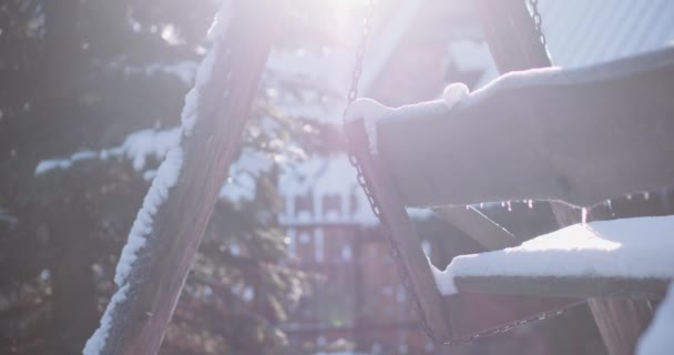 Balanço de madeira com balanço de neve — Vídeo de Stock