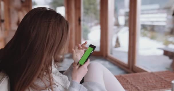 Krásná žena pomocí smartphonu — Stock video