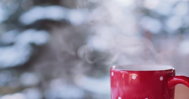 Taza de bebida caliente en la mesa — Vídeos de Stock