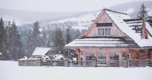 Traditionella trä chalet på mountain resort — Stockvideo