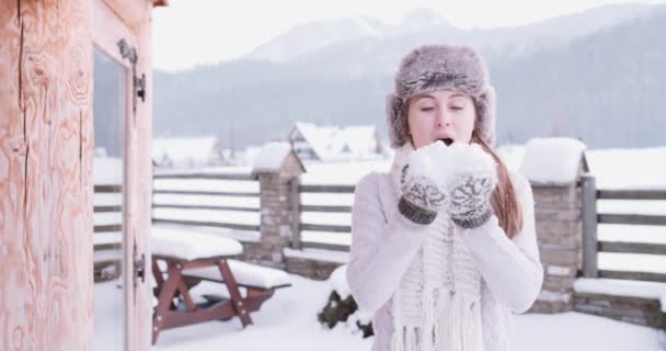 Donna che soffia neve dalle mani — Video Stock