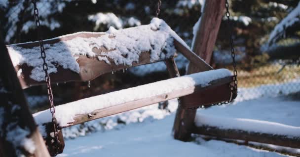 Деревянные качели с раскачиванием снега — стоковое видео