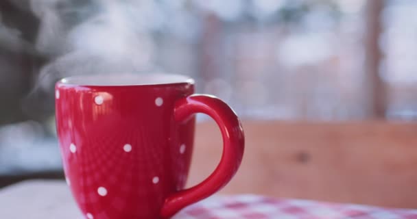 Чашка горячего напитка в зимнее время — стоковое видео