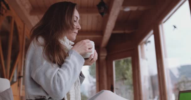 Mujer joven bebiendo té o café — Vídeos de Stock