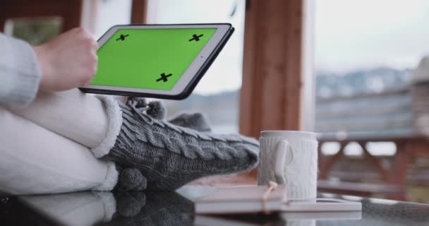Oigenkännlig kvinna med digital tablet — Stockvideo