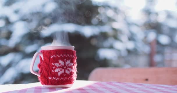 Copa de bebida caliente en el invierno — Vídeo de stock
