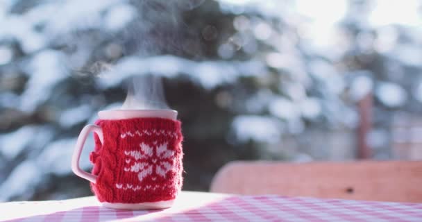 Copa de bebida caliente en el invierno — Vídeos de Stock