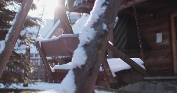 Holzschaukel mit Schneeschaukel — Stockvideo