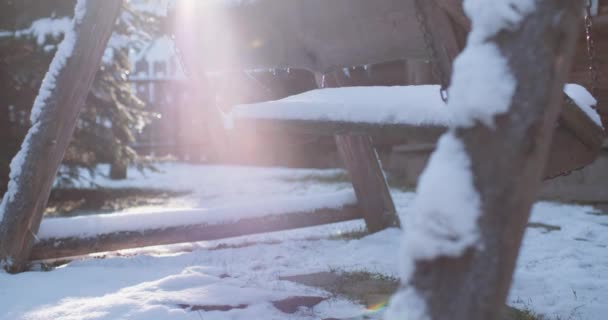 Holzschaukel mit Schneeschaukel — Stockvideo