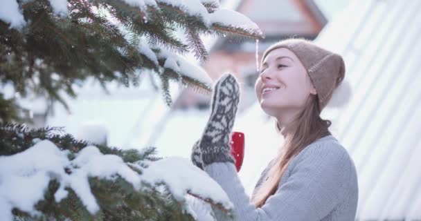 Vrouw drinkt hete thee buitenshuis — Stockvideo