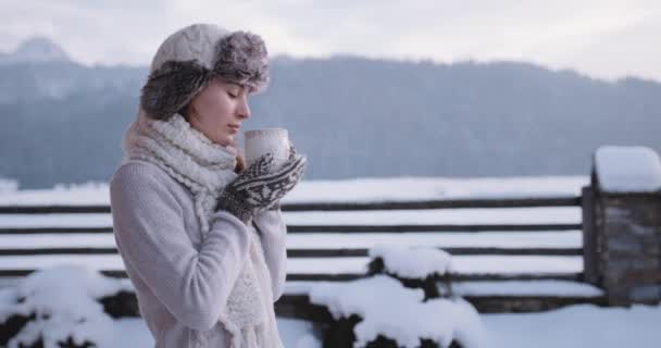 Kvinna som dricker te eller kaffe i bergen — Stockvideo