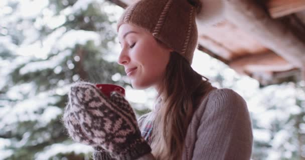 Jonge vrouw drinken thee of koffie — Stockvideo