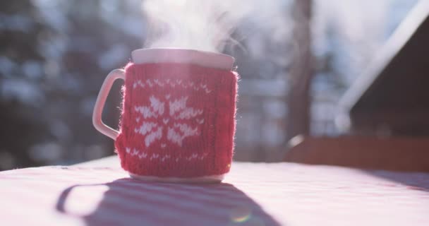 Xícara de bebida quente no inverno — Vídeo de Stock