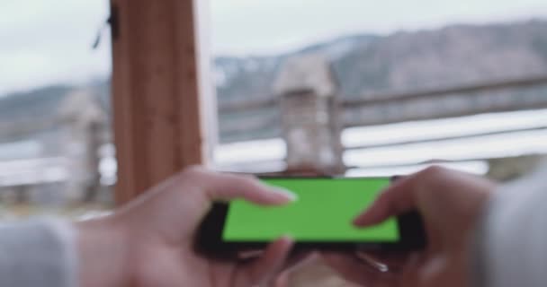 Akıllı telefon kullanan tanınmaz halde kadın — Stok video