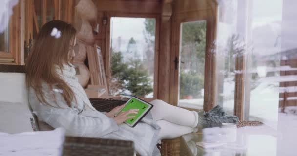 Женщина с помощью цифрового планшета — стоковое видео