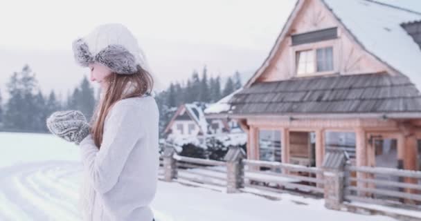 Joven mujer adulta lanzando nieve — Vídeos de Stock