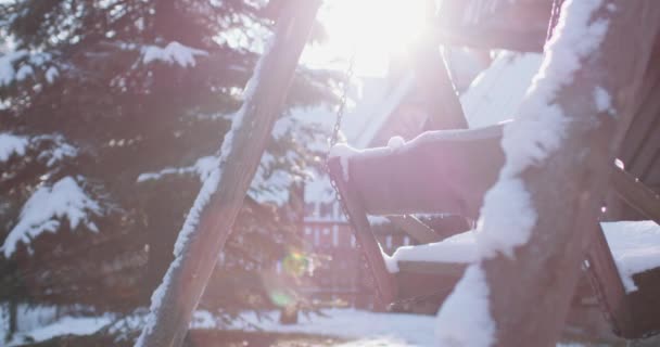 Houten schommel met sneeuw swingen — Stockvideo