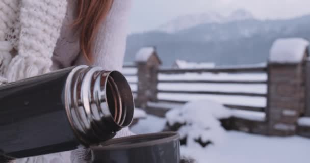 Mujer vertiendo bebida caliente en la taza — Vídeo de stock