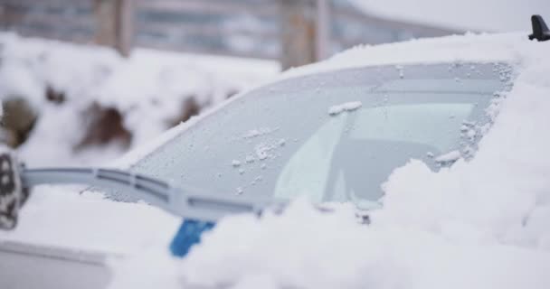 Het schoonmaken van sneeuw en ijs uit de auto — Stockvideo