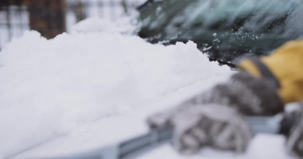 Mujer cepillos de la nieve desde el coche — Vídeos de Stock